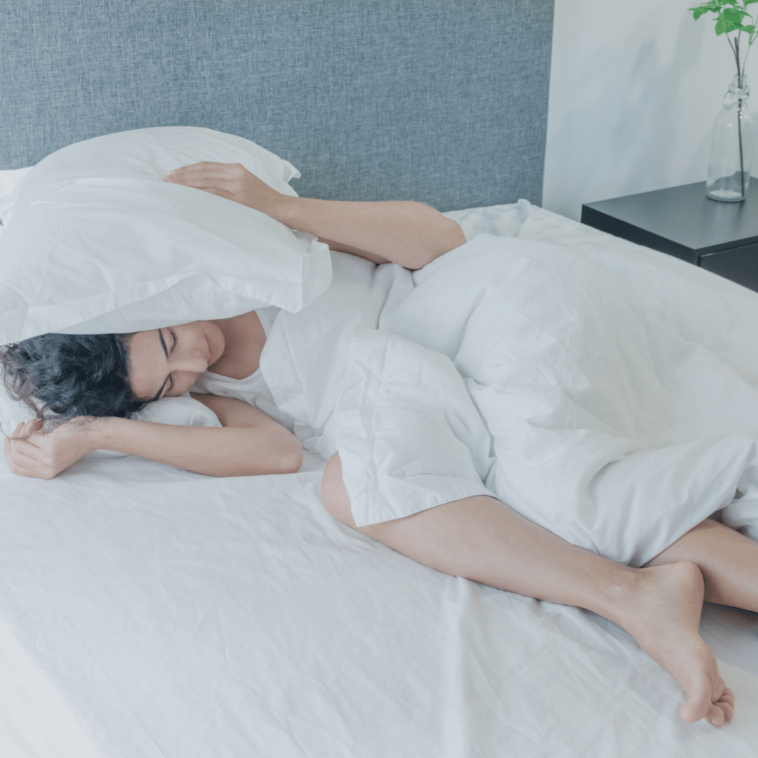 Rahasia Tidur Nyenyak: Manfaat Tidur Kaki di Atas Bantal!