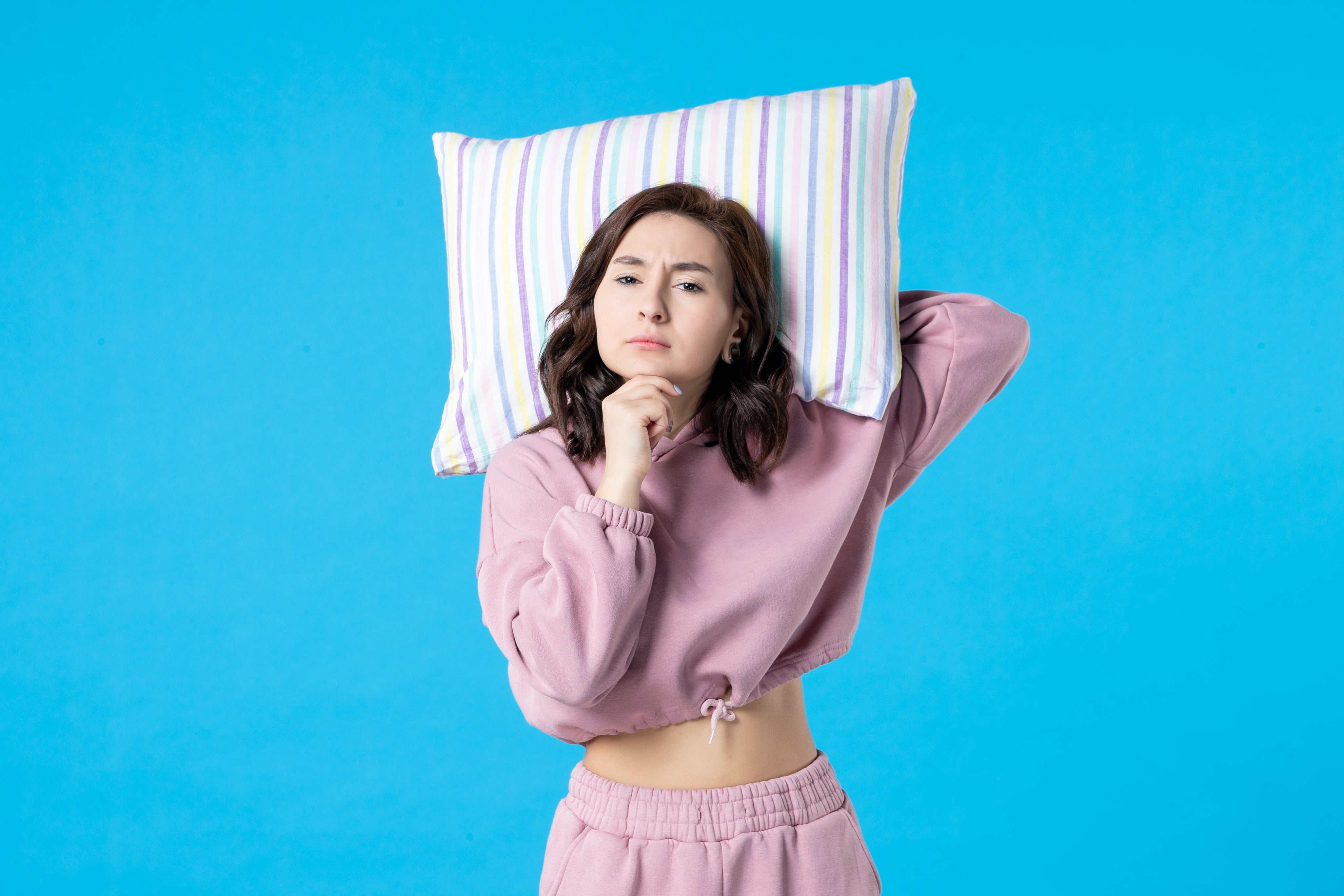 Tidur Tanpa Bantal Bisa Bikin Tinggi Badan? Fakta!