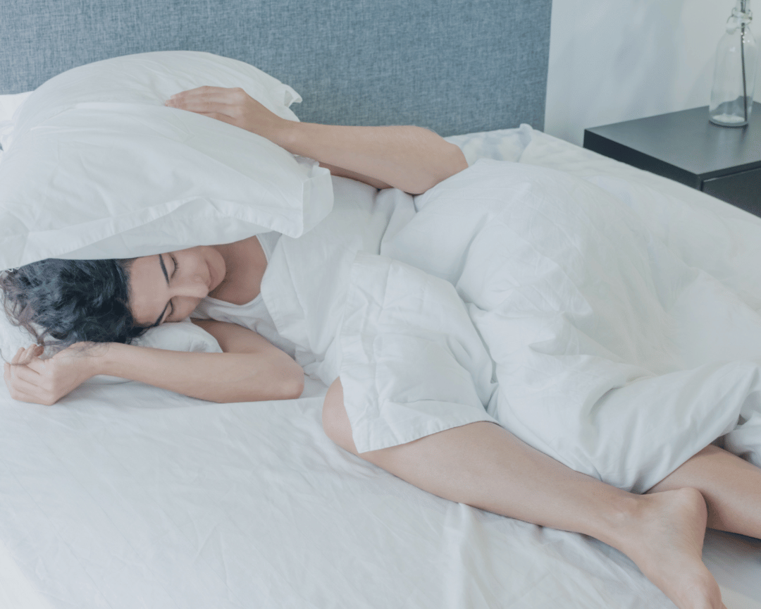 Rahasia Tidur Nyenyak: Manfaat Tidur Kaki di Atas Bantal!
