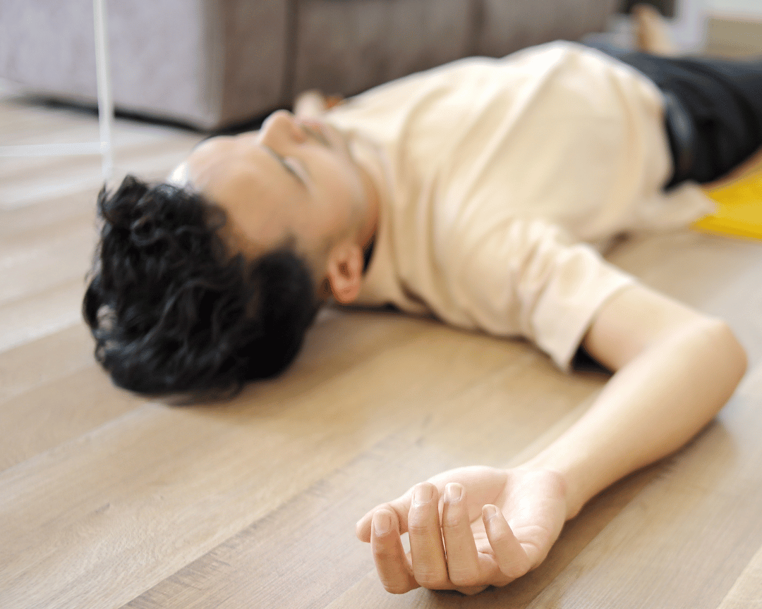 Tidur di lantai keramik tanpa alas