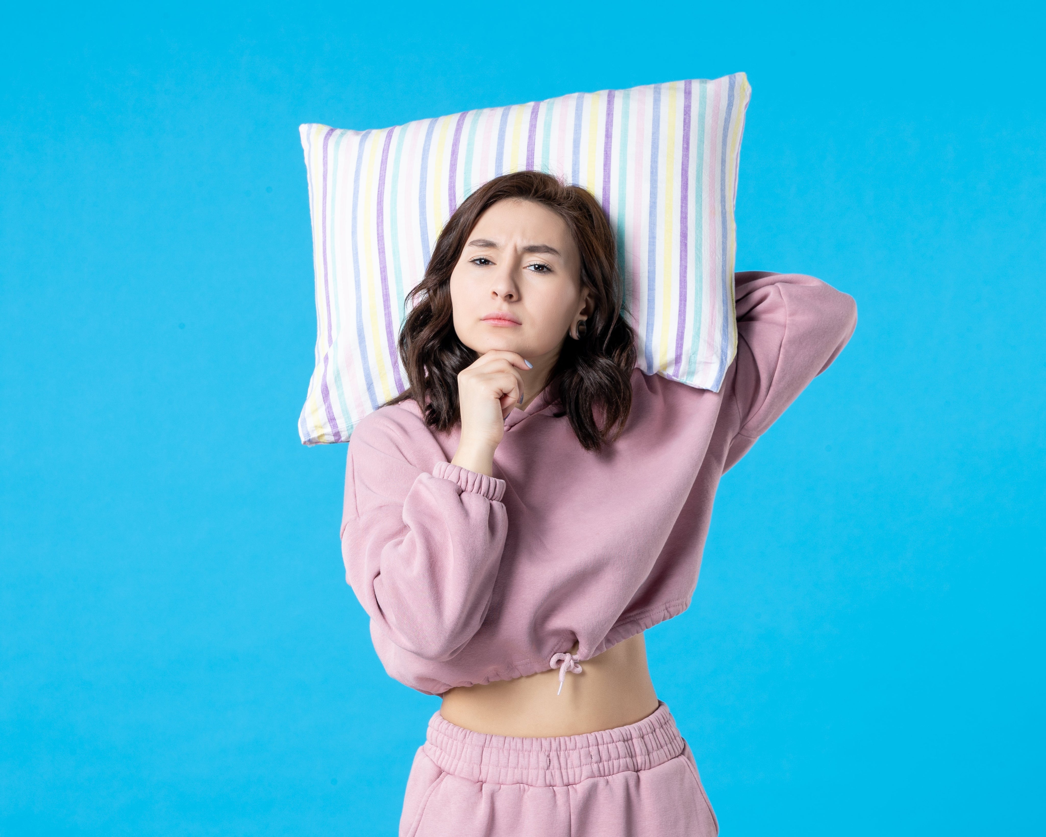 Tidur Tanpa Bantal Bisa Bikin Tinggi Badan? Fakta!
